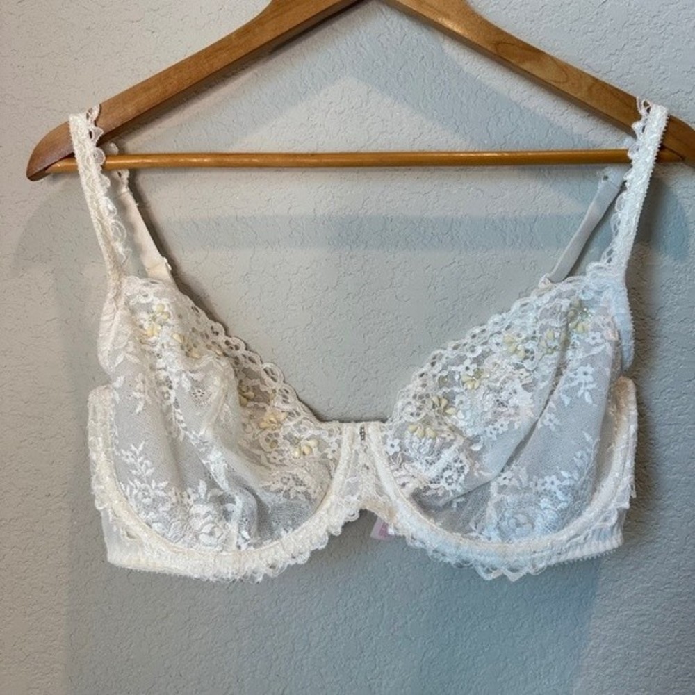 Victoria’s Secret White Sheer Lace Embellished Bra - 36DDD - EUC